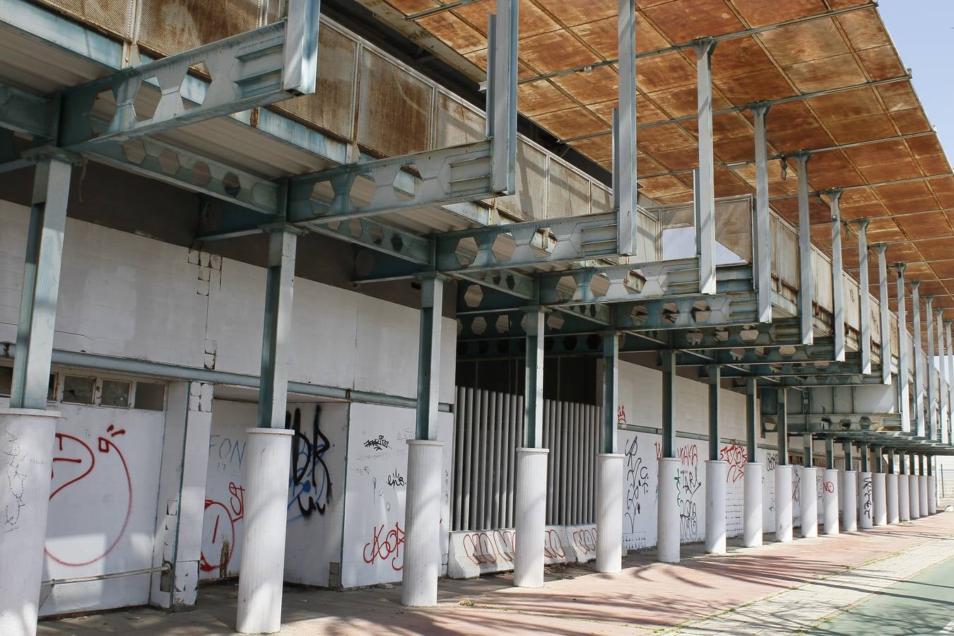 La Cartuja, el envoltorio ruinoso del puntal tecnológico de Sevilla